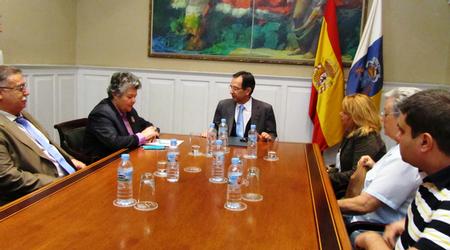 El presidente del Parlamento, Antonio Castro, con la Junta Directiva de la Asociación de Afectados del Vuelo JK5022
