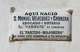Placa de la casa donde nació Manuel Velázquez Cabrera.