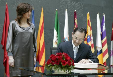 Coprepa 2011 - Firma del Presidente del Parlamento, Antonio Castro en el Libro de Honor.