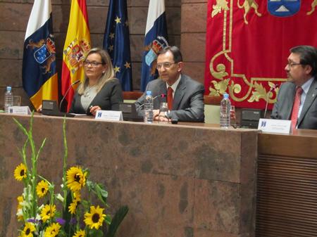 La Fiscal Jefe,Carmen Almendral, junto a Antonio Castro y Alfonso Cavallé.