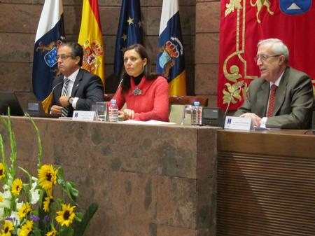 El conferenciante, Antonio Alarcó, acompañado por Cristina Tavío y el notario, Clemente Esteban Beltrán.