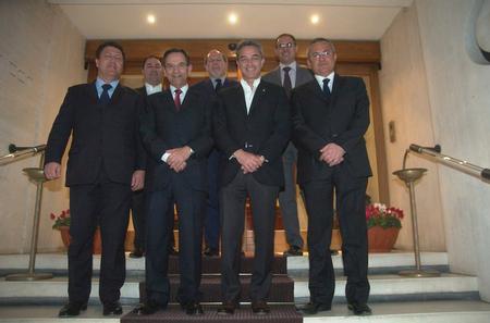 El presidente del Parlamento, Antonio Castro, y Nazario Pagano en la foto de familia de la reunión.