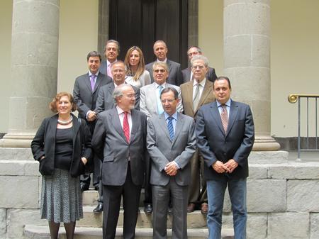 Antoio Castro y Pedro Solbes junto a miembros de la Mesa y de la Junta de Portavoces y representantes del Gobierno.
