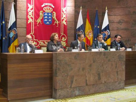 La mesa presidencial durante la conferencia 