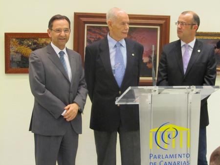 El presidente del Parlametno, Antonio Castro, junto a Melchor Alonso y a Miguel Ángel González, máximo representante del CIT.