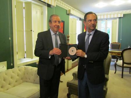 El presidente del Parlamento, Antonio Castro, recibe de manos del Diputado del Común, Manuel Alcaide, el Informe Anual 2010.