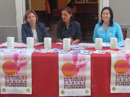 Mesa petitoria contra la Leucemia en el exterior del Parlamento de Canarias.