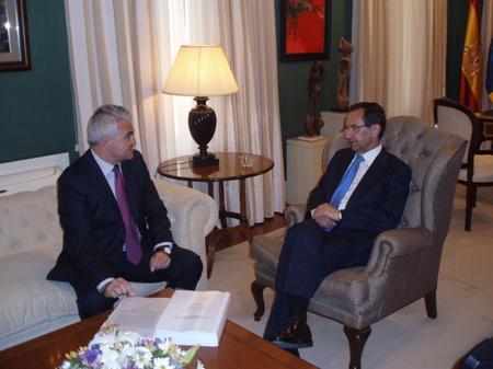Antonio Casto y Alfredo Belda durante la entrega de la Memoria de actividades del senador. Antonio Casto y Alfredo Belda durante la entrega de la Memoria de actividades del senador.