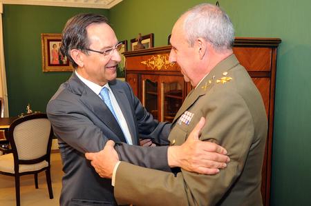Antonio Castro y el teniente general José Ignacio Medina.