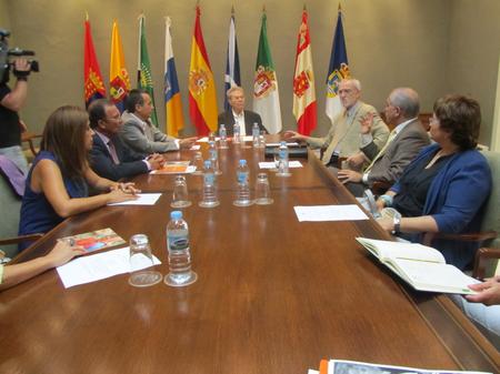 Reunión de Jordi Folgado con los representantes de los Grupos Parlamentarios y el secretario primero de la Mesa.