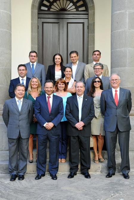 El presidente, Antonio Castro, con el Diputado del Común, Manuel Alcaide, y su equipo.