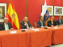 La Mesa presidencial durante la intervención del máximo responsable parlamentario, Antonio Castro.