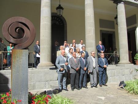 El jardín del Parlamento de Canarias durante el minuto de silencio.