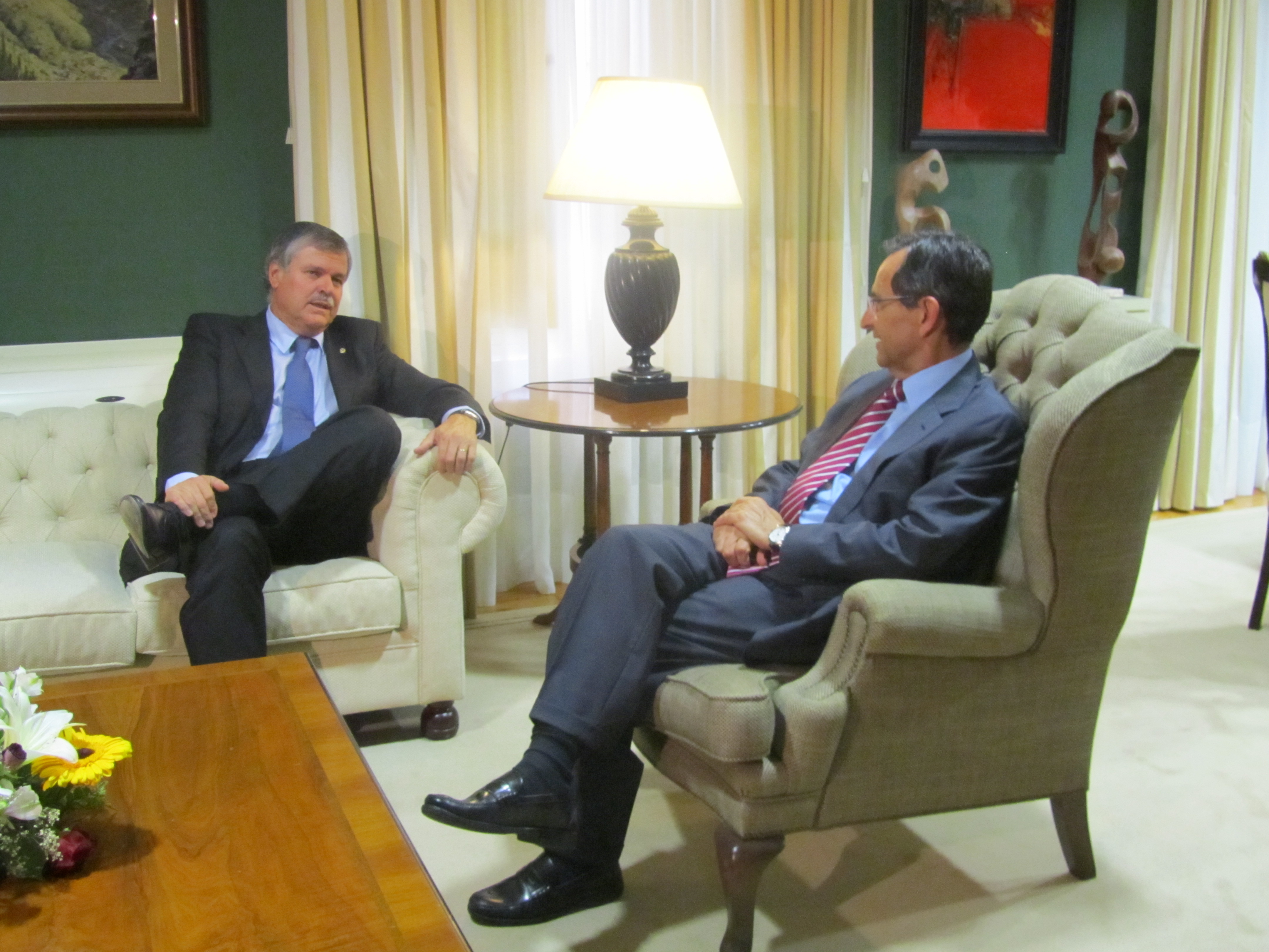 El presidente del Parlamento con el embajador de Uruguay.