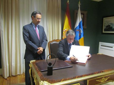El embajdor de Uruguay firmando en el libro de honor del Parlamento.