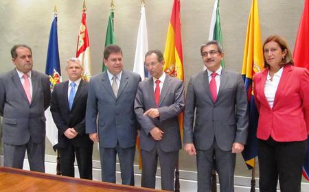 El presidente del Parlamento con los diputados Mercedes Roldós (G.P.Popular), José Luis Perestelo (G.P. Nacionalista Canario) y Román Rodríguez (G.P. Mixto) y el embajador y el cónsul de Cuba.