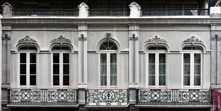 Detalle de la fachada del edificio administrativo del Parlamento de Canarias.