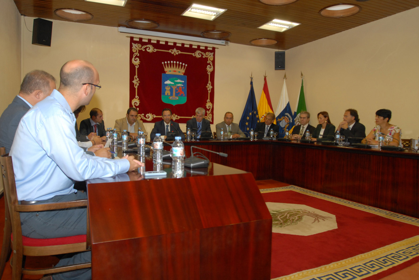 Reunión de la Mesa con el presidente del Cabildo, los alcaldes y los técnicos de seguridad y emergencias.