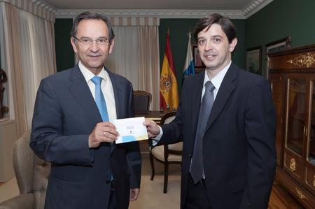 Antonio Castro recibe el Proyecto de Ley de Presupuestos de manos del consejero de Economía, Hacienda y Seguridad del Gobierno de Canarias, Javier González Ortiz.