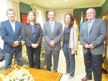 El presidente del Parlamento, Antonio Castro, con el equipo directivo del Consejo Escolar de Canarias.