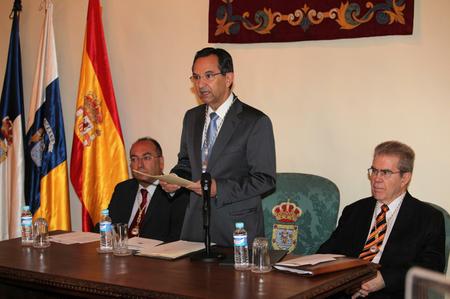 Antonio Castro durante su intervención en la toma de posesión del Diputado del Común, Jerónimo Saavedra.