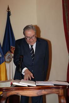 Jerónimo Saavedra jurando su cargo como Diputado del Común.