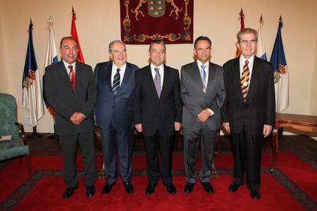 Antonio Castro, Julio Cruz y José Miguel González junto a Paulino Rivero, presidente del Gobierno, y Jerónimo Saavedra, Diputado del Común.