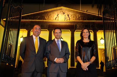 Antonio Castro, Julio Cruz y Águeda Montelongo en la fachada del Parlamento.