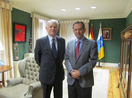 El presidente del Parlamento con el cónsul argentino.