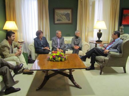 El presidente del Parlamento con representantes del Instituto de Estudios Canarios. El presidente del Parlamento con representantes del Instituto de Estudios Canarios.