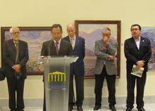 El presidente del Parlamento, Antonio Castro, inaugura la exposición de Juan Mazuelas.