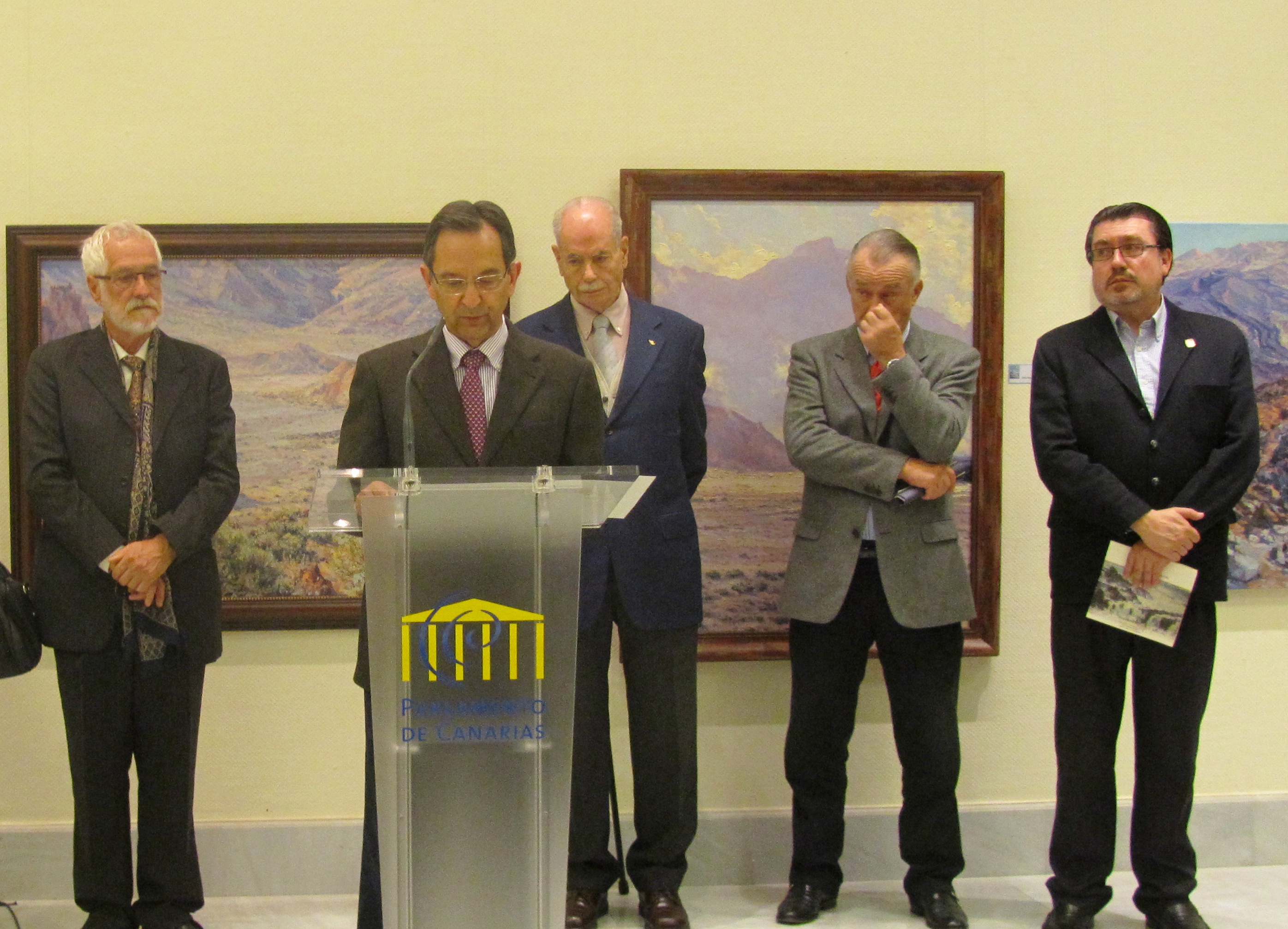 El presidente del Parlamento, Antonio Castro, inaugura la exposición de Juan Mazuelas.
