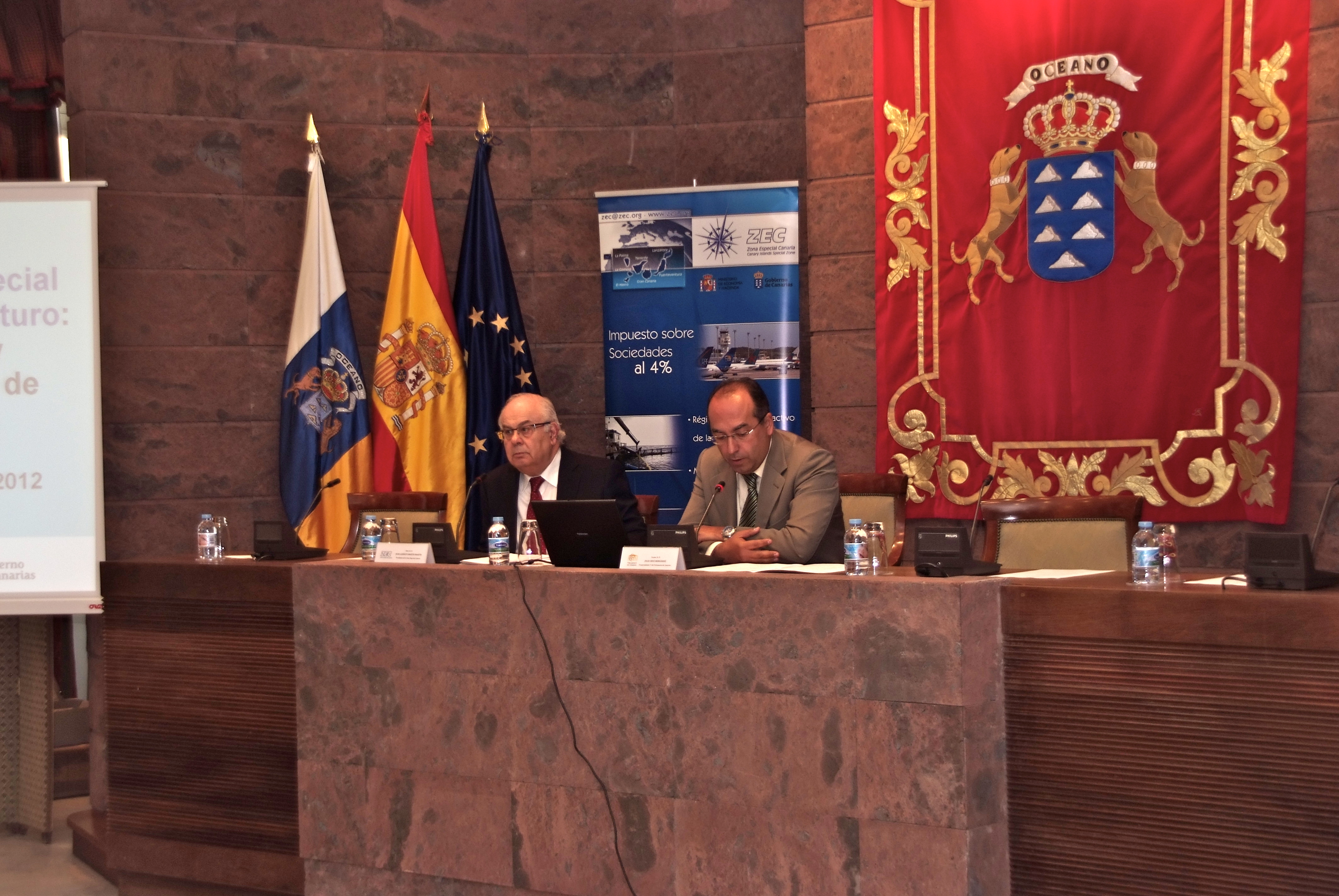 Julios Cruz y Juan Alberto Martín durante la presentación del trabajo sobre la ZEC.