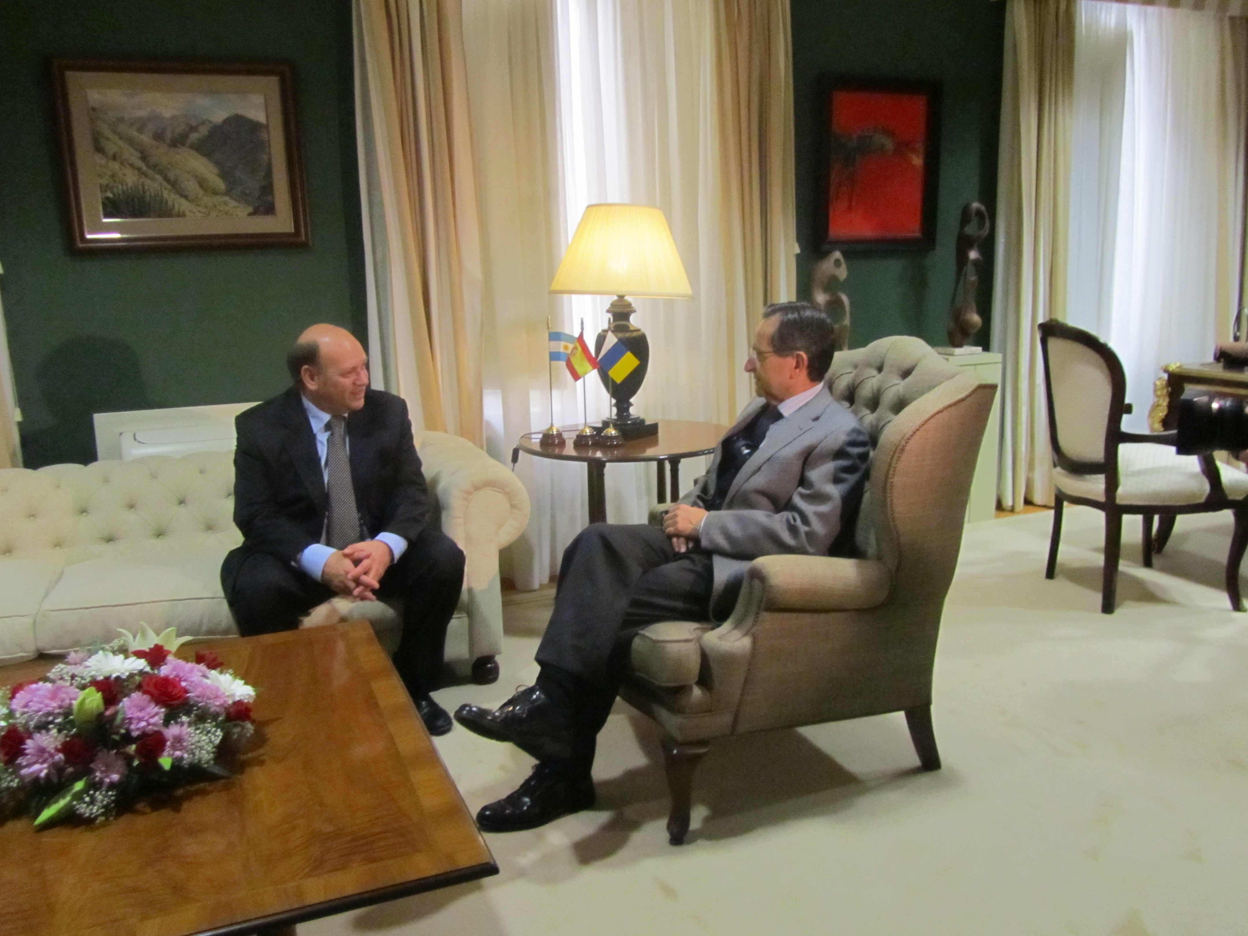 El presidente del Parlamento con el nuevo cónsul argentino, Alejandro Lamarque.