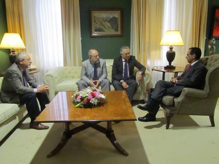 El presidente del Parlamento, Antonio Castro, con los representantes del Rotary Club.