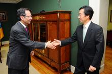 Antonio Castro saluda al embajador japonés, Satoru Satoh.