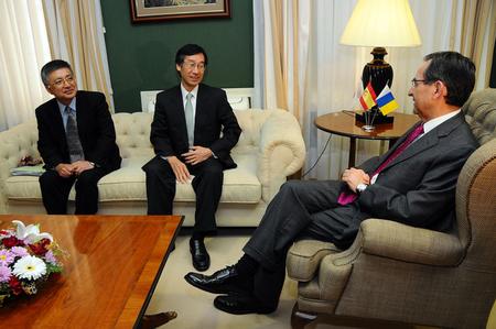 El presidente del Parlamento, el embajador y el cónsul japonés.