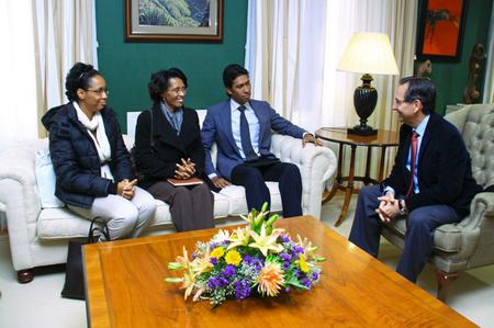 El presidente del Parlamento con los diputados de Cabo Verde.