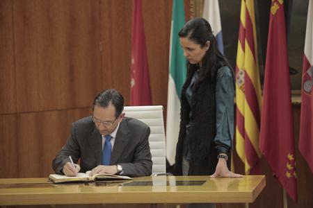 El presidente del Parlamento, Antonio Castro, firmando en el libro de honor.