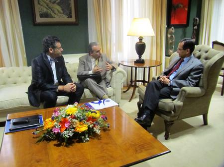 El presidente del Parlamento, Antonio Castro, con los representantes de la OID.