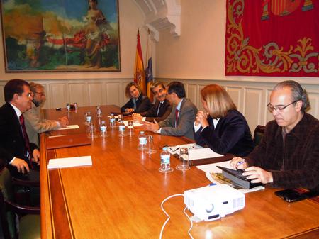 El presidente, los portavoces y los representantes del Colegio de Médicos.