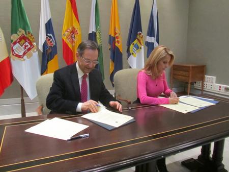 El presidente del Parlamento, Antonio Castro, y la responsable del CCME, María Australia Navarro, firmando el convenio.