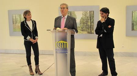 El secretario primero de la Mesa, José Miguel González, con la pintora y el responsable de la exposición.