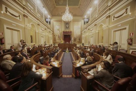 El pleno del Parlamento de Canarias durante la celebración del II Centenario de la Constitución de 1812.