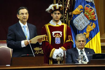 El presidente del Parlamento de Canarias, Antonio Castro, durante su intervención en el pleno institucional con motivo del bicentenario de la Constitución de 1812.