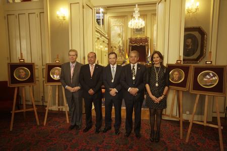 La Mesa del Parlamento con los retratos de los cuatro diputados doceañistas canarios.