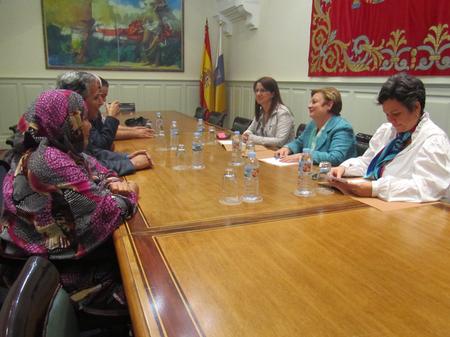 La delegación del frente polisario con las portavoces de los grupos.