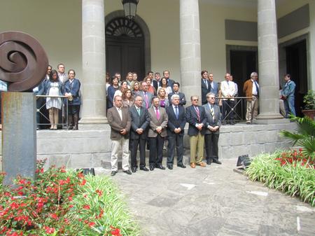 Minuto de silencio en el Parlamento de Canarias por la víctima de la violencia de género de este fin de semana. Minuto de silencio en el Parlamento de Canarias por la víctima de la violencia de género de este fin de semana.