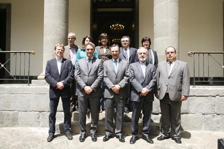 Foto de familia de la reunión en el jardín del Parlamento de Canarias.