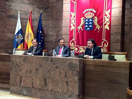 José Ramón Navarro, Antonio Castro y Alfonso Cavallé durante la conferencia del primero 